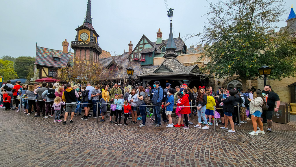 Long line in front of Peter Pan's FLight